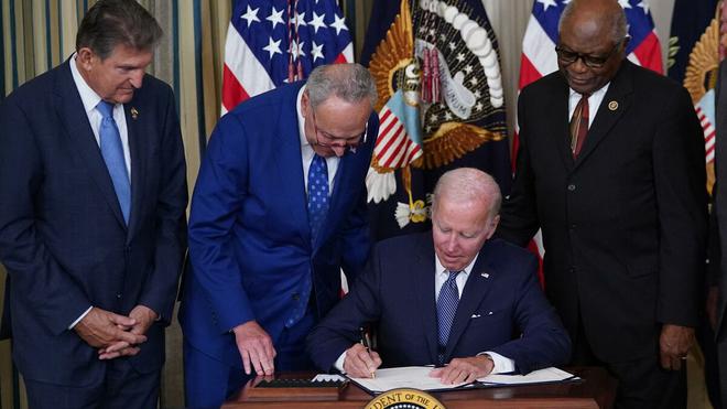 États-Unis : Joe Biden promulgue une réforme majeure sur le climat et la santé