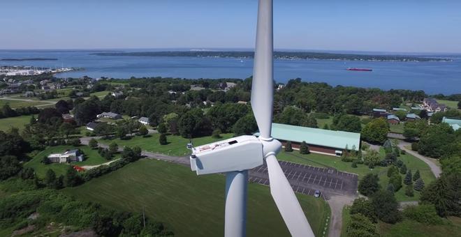 Un drone filme un homme en train de se faire bronzer sur une éolienne [vidéo]