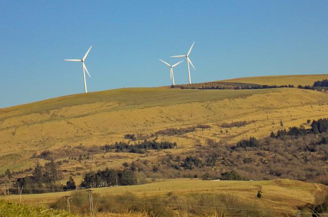 À l'ombre des éoliennes