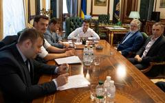 Guerre en Ukraine: dans le viseur de Volodymyr Zelensky, les oligarques ukrainiens affaiblis