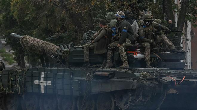 Chars, munitions... et renseignements : que font les Ukrainiens du colossal butin militaire abandonné par les Russes ?