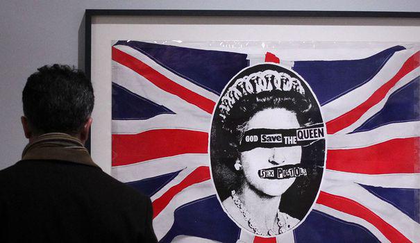 Elizabeth II, les Sex Pistols et les émeutes : 1977, année de tous les contrastes