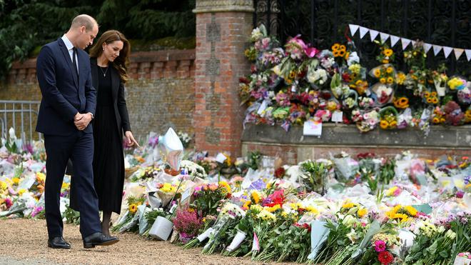 Mort d’Elizabeth II : Kate et William à la rencontre du public devant Sandringham