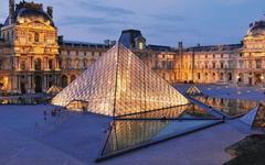 Après la tour Eiffel, c'est le Louvre et Versailles qui vont être plongés plus tôt dans le noir le soir, une mesure "symbolique" pour sensibiliser la population à la crise énergétique