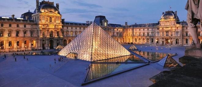 Après la tour Eiffel, c'est le Louvre et Versailles qui vont être plongés plus tôt dans le noir le soir, une mesure "symbolique" pour sensibiliser la population à la crise énergétique