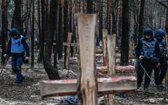 Ukraine : au moins un corps avec les mains liées exhumé près d'Izioum, ville reprise aux Russes