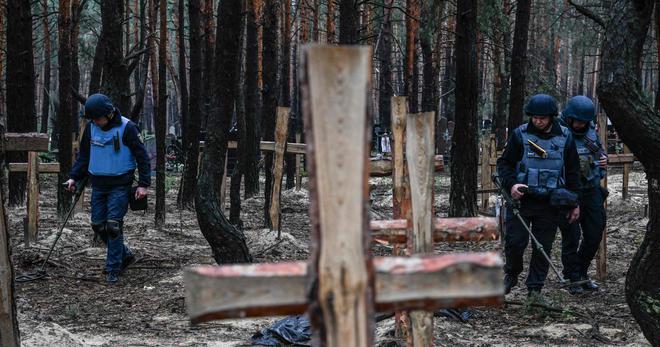 Ukraine : au moins un corps avec les mains liées exhumé près d'Izioum, ville reprise aux Russes