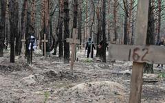 VIDÉO - Ukraine : que sait-on de ces tombes découvertes dans la ville d'Izioum ?