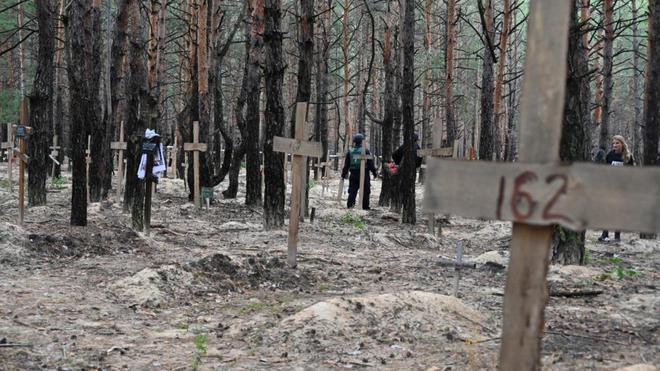 VIDÉO - Ukraine : que sait-on de ces tombes découvertes dans la ville d'Izioum ?