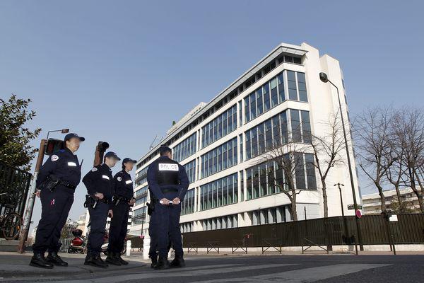 Enghien-les-Bains (95) : Une jeune femme de 22 ans, voilée intégralement, soupçonnée de préparer un attentat, a été placée en garde à vue. Elle avait en sa possession des documents liés à la fabrication d’explosifs