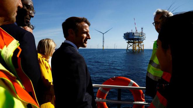 Emmanuel Macron accélère sur les énergies renouvelables mais reste flou sur les délais de procédures