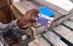 Un migrant africain exhibe une carte bleue « Ici en France, on traite correctement les migrants. Vous le croyez qu’ils donnent à chaque migrant 430 € par mois, on peut s’acheter des choses » avec vos impôts… (Vidéo)