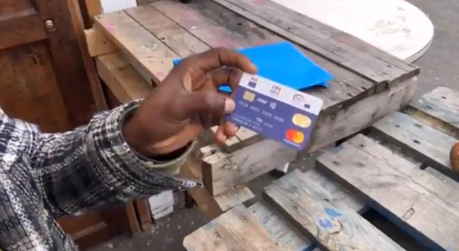 Un migrant africain exhibe une carte bleue « Ici en France, on traite correctement les migrants. Vous le croyez qu’ils donnent à chaque migrant 430 € par mois, on peut s’acheter des choses » avec vos impôts… (Vidéo)