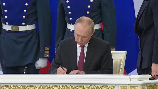 Vladimir Poutine signe officiellement l'annexion de quatre régions d'Ukraine à la Russie