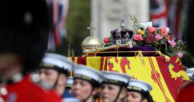La reine Elizabeth II est morte de vieillesse, indique son certificat de décès