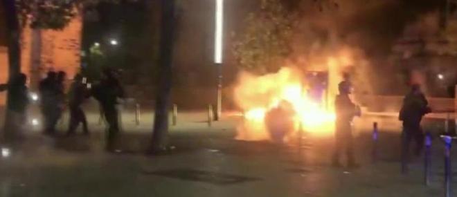 De violents affrontements ont éclaté cette nuit en plein coeur de Rennes alors qu'une manifestation sauvage a été organisée, Place Sainte-Anne à l’appel de l’ultra-gauche qui voulait en découdre avec les forces de l'ordre - Vidéo