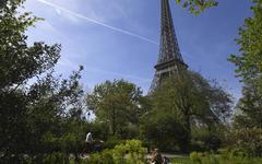 Paris : la mairie renonce à des constructions controversées au pied de la Tour Eiffel