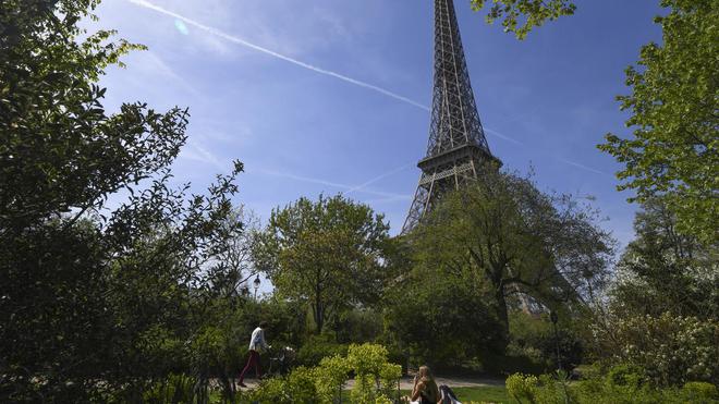 Paris : la mairie renonce à des constructions controversées au pied de la Tour Eiffel