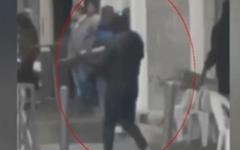 Grenoble : Les images choc d'un homme équipé d'une arme de guerre en plein centre-ville avant de prendre la fuite et d'ouvrir le feu sur des policiers - Vidéo