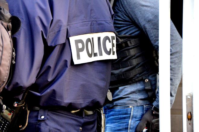 Besançon : en pleine interpellation, des policiers se font encercler et reçoivent des canettes et des cailloux