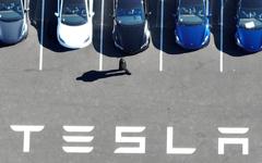 Tesla double ses profits au troisième trimestre, mais son chiffre d'affaires déçoit, l'action chute