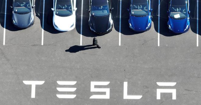 Tesla double ses profits au troisième trimestre, mais son chiffre d'affaires déçoit, l'action chute