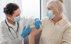 Le vaccin contre la grippe et contre le covid sont-ils compatibles ?