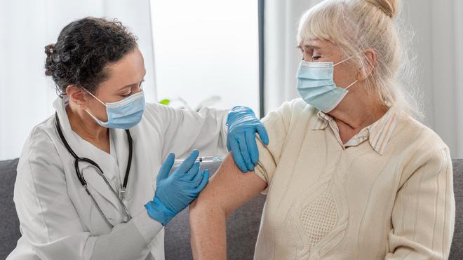 Le vaccin contre la grippe et contre le covid sont-ils compatibles ?