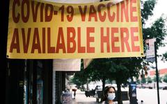 Covid-19 : la justice new-yorkaise a-t-elle vraiment imposé la réintégration des employés et soignants non-vaccinés ?
