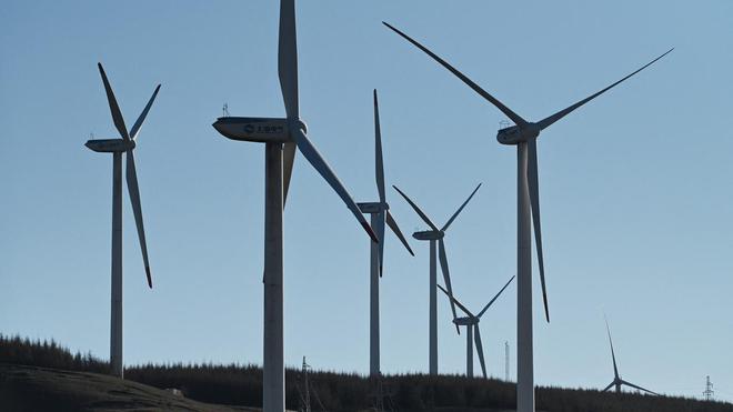 Énergie : EDF appelée à exploiter au maximum les éoliennes et les barrages pour passer l'hiver