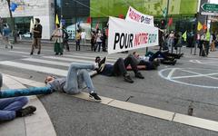 Grenoble : Extinction Rébellion bloque le boulevard Gambetta, devant la Caserne de Bonne, pour dénoncer la surconsommation
