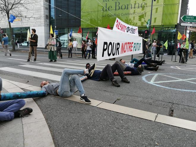 Grenoble : Extinction Rébellion bloque le boulevard Gambetta, devant la Caserne de Bonne, pour dénoncer la surconsommation