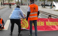 Paris : des activistes écologistes bloquent la circulation devant le ministère des Finances