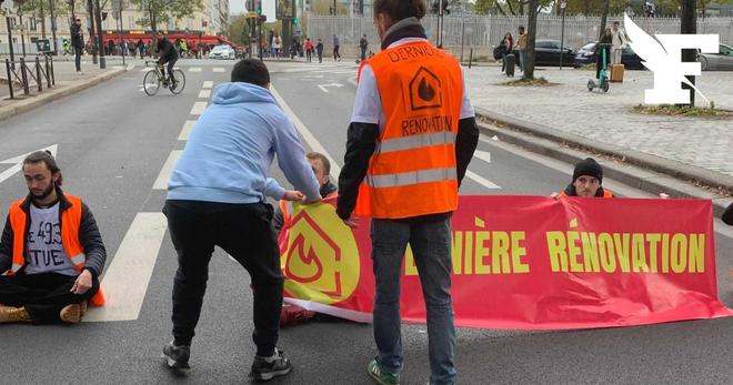Paris : des activistes écologistes bloquent la circulation devant le ministère des Finances