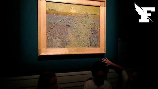 Des militantes écologistes aspergent de soupe aux pois un tableau de Van Gogh à Rome