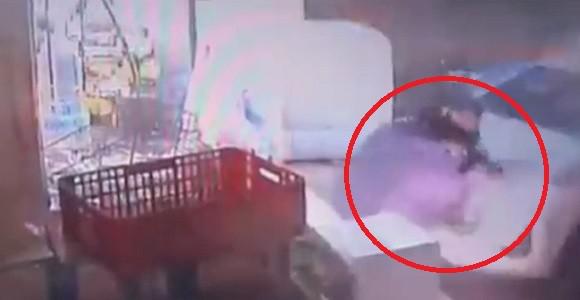 VIDEO : un terroriste palestinien tire, une voiture fonce sur lui pour le neutraliser, un carnage évité