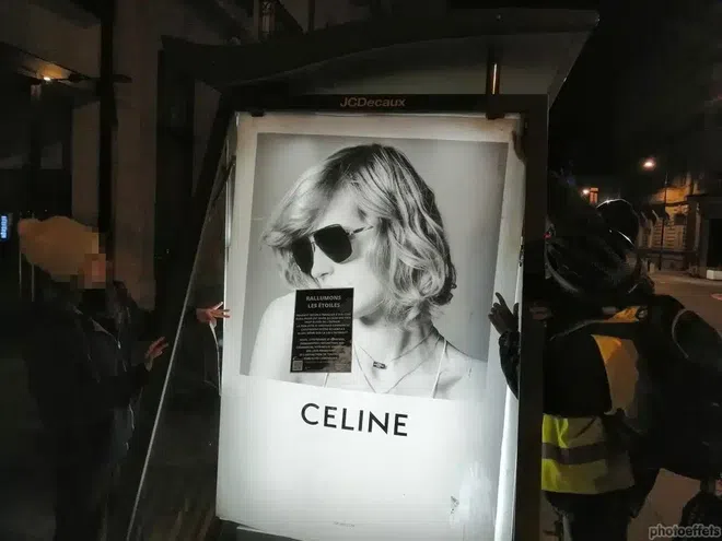 Grenoble : Extinction Rebellion dénonce la publicité lumineuse en recouvrant d’affiches commerces et arrêts de tram et bus