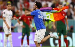 Coupe du monde : qui est Mario Ferri, le Superman au drapeau LGBT qui a envahi le terrain lors de Portugal-Uruguay ?