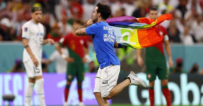 Coupe du monde : qui est Mario Ferri, le Superman au drapeau LGBT qui a envahi le terrain lors de Portugal-Uruguay ?