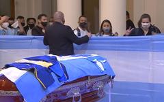 Mort de Maradona: des milliers d'Argentins défilent devant son cercueil à Buenos Aires