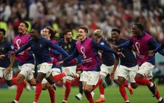 Coupe du monde : Emmanuel Macron félicite les Bleus et se rendra au Qatar pour la demi-finale