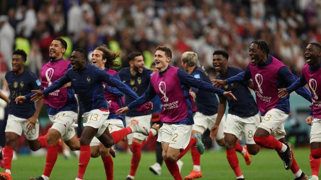 Coupe du monde : Emmanuel Macron félicite les Bleus et se rendra au Qatar pour la demi-finale