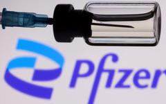 Covid-19 : pourquoi Pfizer augmente ses prévisions de vente de vaccins
