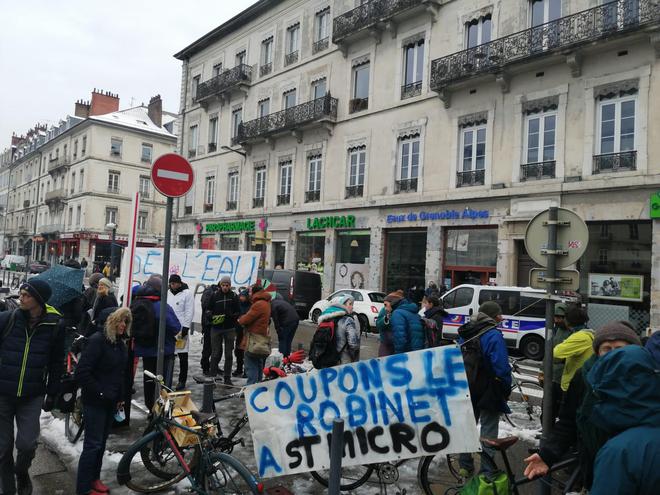 Grenoble : manifestation du collectif STop Micro contre le « pillage » de l’eau potable par STMicroelectronics et Soitec