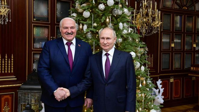 Poutine assure que la Russie «n’a pas intérêt» à absorber la Biélorussie, mais entend renforcer les liens militaires
