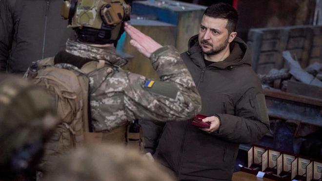 Guerre en Ukraine : Volodymyr Zelensky en déplacement à Bakhmout, le point le plus chaud du front