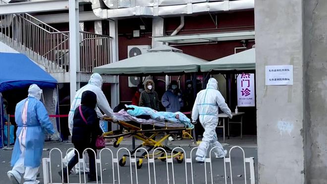 Covid-19 : hôpitaux sous tension, crématoriums débordés… la Chine face à une vague massive d’infections