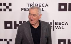 Une cambrioleuse arrêtée en train de voler des cadeaux sous le sapin de Robert De Niro