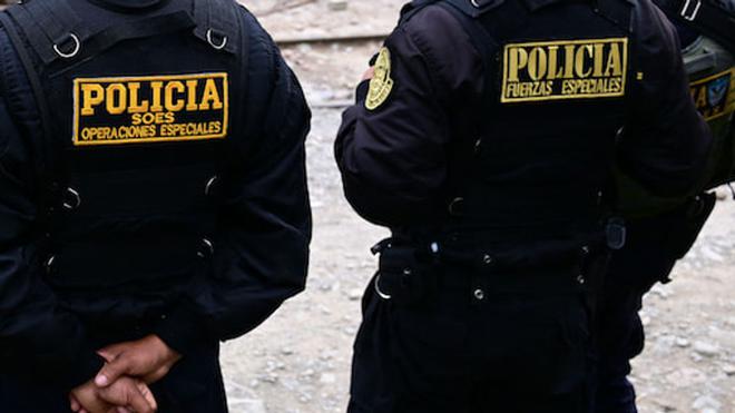 Pérou : des policiers déguisés en Père Noël et en lutins arrêtent des trafiquants de drogue