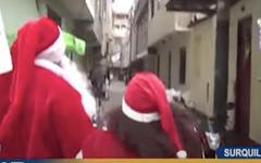 Découvrez les image insolites de policiers péruviens déguisés en Père Noël et en lutins afin de passer inaperçus dans un quartier de Lima et d'y intervenir pour arrêter quatre trafiquants de drogue présumés - VIDEO